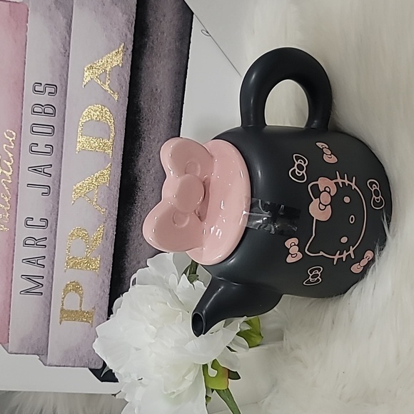 🩷🩶LAST ONE❗️Hello Kitty Blue Sky Clayworks Sanrio Pink Bow 2025 Teapot🩶🩷 - Picture 4 of 11